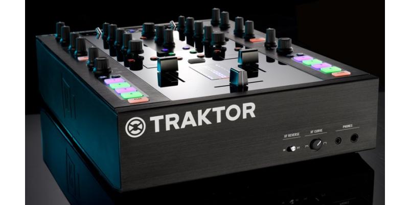 Mixer DJ/Controller Native Instruments Traktor Kontrol Z2 + Software Traktor Scratch Pro 2