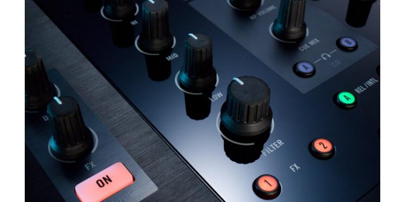 Mixer DJ/Controller Native Instruments Traktor Kontrol Z2 + Software Traktor Scratch Pro 2