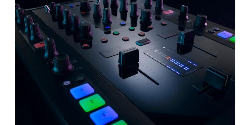 Mixer DJ/Controller Native Instruments Traktor Kontrol Z2 + Software Traktor Scratch Pro 2