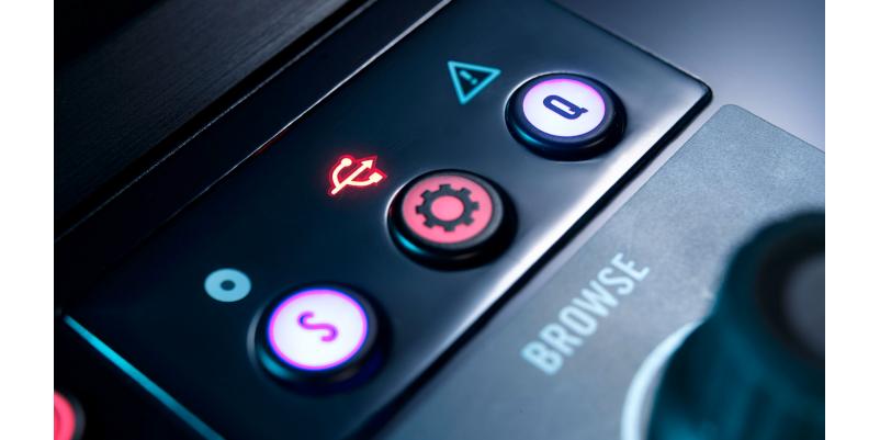 Mixer DJ/Controller Native Instruments Traktor Kontrol Z2 + Software Traktor Scratch Pro 2